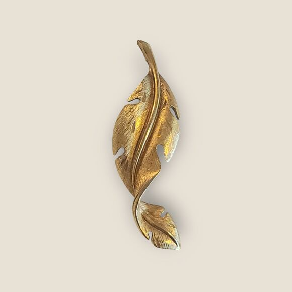 Vintage JJ Signed Gold Tone Leaf Brooch Twisted Pin Estate - Picture 7 of 8